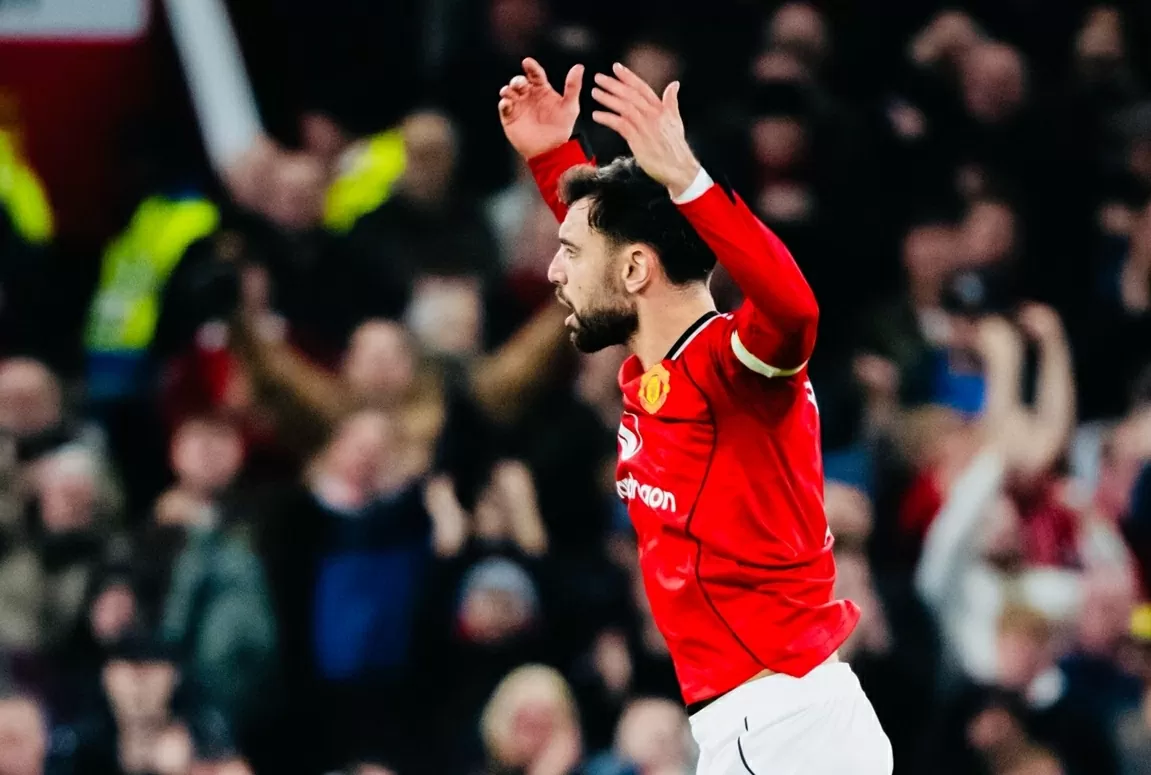 Bruno Fernandes ăn mừng trong màu áo Manchester United.